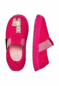 Różowe kapcie z wzorem lamy. Elastyczny pasek ułatwiający zakładanie, miękka wyściółka i teksturowana gumowa podeszwa zapewniająca przyczepność.