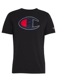 T-shirt in cotone nero con un grande logo ricamato di Champion. Il logo presenta un design ovale rosso e blu sul petto. Maniche corte, collo rotondo.
