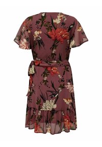 Vestido floral en malva con mangas cortas, cintura cruzada y dobladillo con volantes. Presenta grandes flores rojas y blancas con acentos de follaje verde.