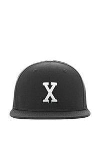 Musthave musta müts lamedate äärega, millel on ees valge tikandiga "X" logo. Valmistatud tekstuurilisest kangast, millel on ventilatsiooniaugud.