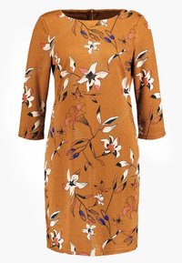 Hnědé květinové šaty s tříčtvrtečními rukávy, zdobené bílými, růžovými a modrými květinovými vzory, s kulatým výstřihem a měkkou, texturovanou tkaninou.