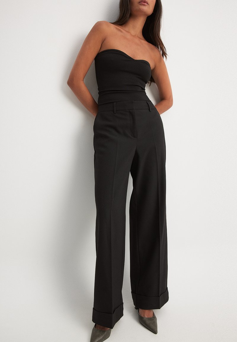 NA-KD KREMPELBARE - Pantaloni - black
