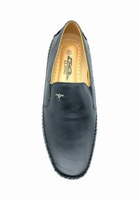 Chaussure noire en cuir à enfiler avec un bout rond, des coutures décoratives et un petit accent métallique. L'intérieur présente une doublure beige. Taille 42.