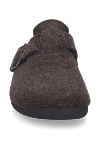 Pantofole in feltro marrone con punta arrotondata e suola nera piatta, dotate di un accessorio a fibbia metallica sul lato per la regolazione.