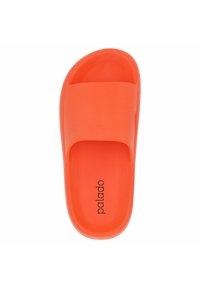 Sandale à glissière orange avec une surface texturée, une large sangle et une semelle profilée. Marque visible sur la semelle en noir.