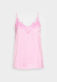 Camisola de satin cor-de-rosa com alças ajustáveis, apresentando um intrincado acabamento em renda ao longo da gola e dos buracos das mangas, textura suave.