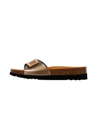 Metalen gouden schuifsandaal met zwarte accenten, kurken voetbed en een gestructureerde rubberen outsole. Voorzien van een vierkante gespsluiting op de band.