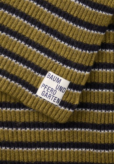 Strikket sweater i olivengrøn med marineblå og hvide striber. Har et mærke med teksten "BAUM UND PFERDGARTEN" syet ind i stoffet.