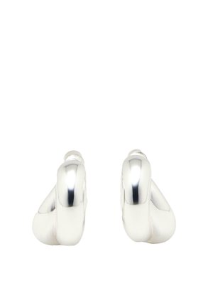 Coppia di orecchini a cerchio in argento lucido e levigato con design tubolare spesso, arrotondato, mostrati su uno sfondo bianco semplice.