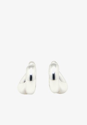 Een paar gladde, gepolijste zilveren oorringen met een dik, afgerond, buisvormig ontwerp, weergegeven tegen een effen witte achtergrond.