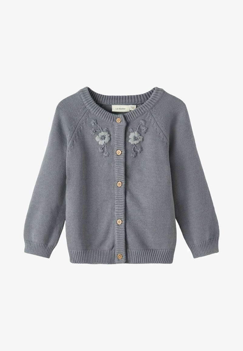 Cardigan enfant tricoté gris clair avec broderie florale sur la poitrine, col rond, boutons en bois et manches longues.