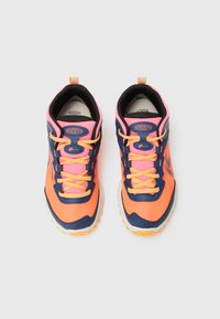 Sportowe buty z siateczkową cholewką w kolorze pomarańczowym i różowym, z niebieskimi akcentami, żółtymi sznurówkami, gumową podeszwą oraz wyściełanym kołnierzem dla komfortu.