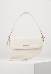 Krämfärgad läderaxelväska med en kurvad form, guldfärgad hårdvara och präglad "Valentino"-logotyp på framsidan. Avtagbar rem ingår.