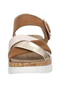Braune, weiße und goldene Sandale mit Riemchen, einer strukturierten Kork-Wedge-Sohle und Schnallenverschluss, ausgestattet mit überkreuzten Riemen und einem weichen Innenbereich.
