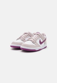 Nike Sportswear DUNK LOW UNISEX - Baskets basses - white/viotech/platinum violet