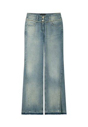 Hellblaue Jeans mit weitem Bein, vorne ausgewaschen, zwei Knöpfen, Gürtelschlaufen sowie Taschen vorne und hinten.
