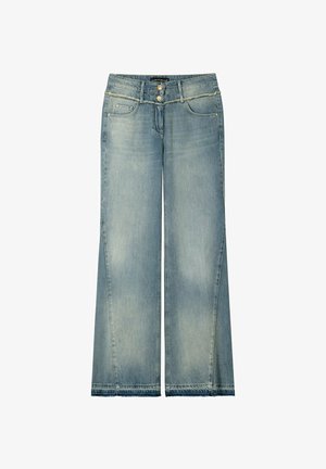 Hellblaue Jeans mit weitem Bein, vorne ausgewaschen, zwei Knöpfen, Gürtelschlaufen sowie Taschen vorne und hinten.