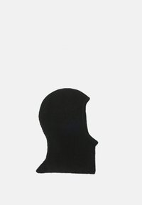 Czarna dzianinowa kominiarka o prążkowanej fakturze, z kapturem, zakrywająca głowę i szyję, z odsłoniętą twarzą i klapami na ramiona.