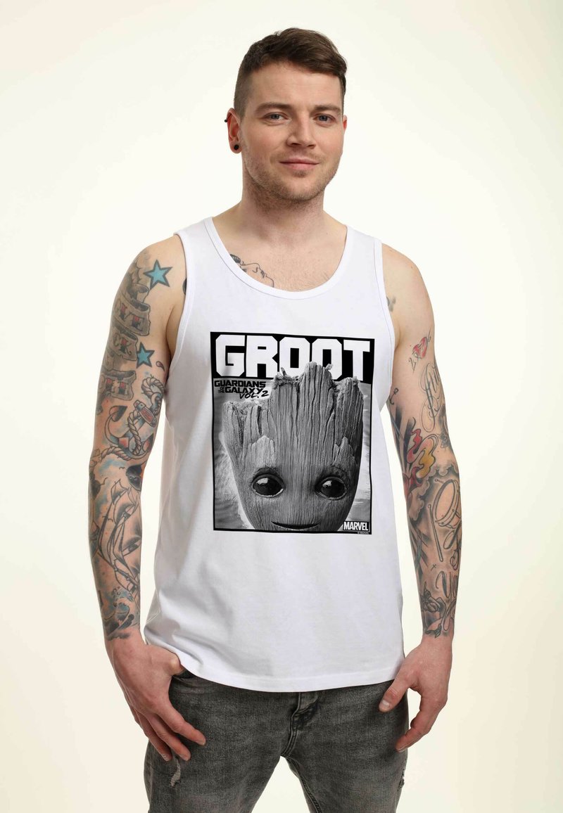 Camiseta sin mangas blanca con un gráfico en blanco y negro de Groot de Marvel en "Guardians of the Galaxy Vol. 2". Material: mezcla de algodón.