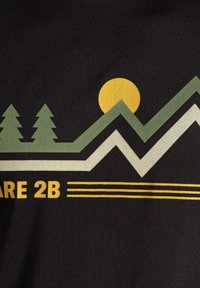 Schwarzer Stoff mit einem geometrischen Design von Bergen und Bäumen. Enthält eine gelbe Sonne, grüne Bäume sowie weiße, graue und gelbe Akzente. Text enthalten.
