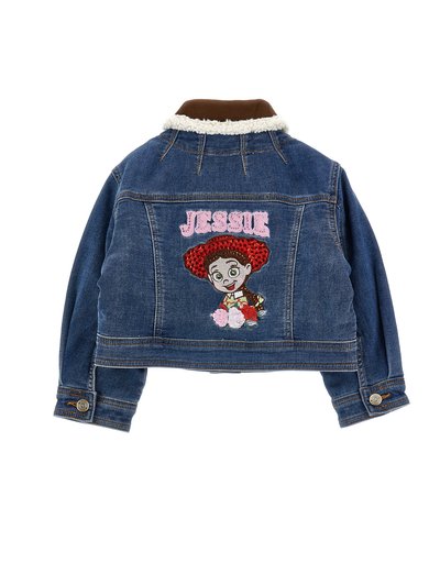 Μπλε τζιν μπουφάν με καφέ γιακά, με κείμενο "JESSIE" και κεντητό καρτούν χαρακτήρα με κόκκινο καπέλο στην πλάτη.