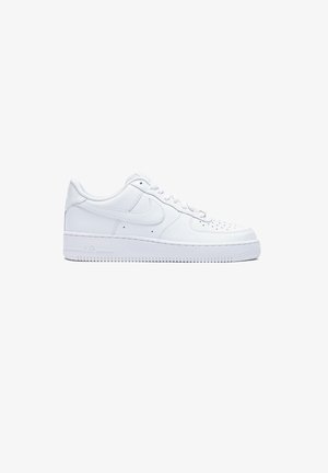 Sneaker Nike Air Force 1 bianca, realizzata in pelle liscia. Presenta una punta traforata, lacci rotondi e una suola in gomma testurizzata. Design essenziale.