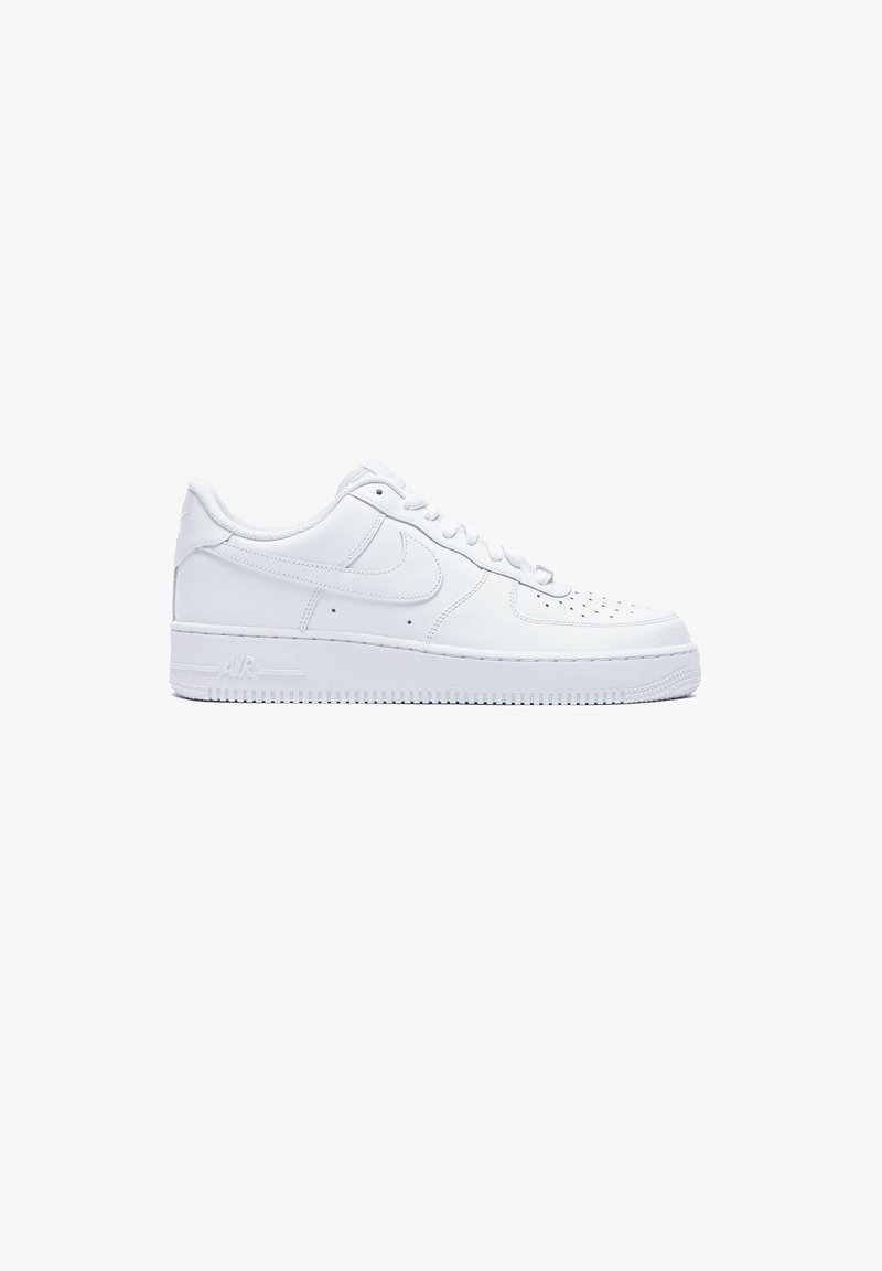Sneaker Nike Air Force 1 bianca, realizzata in pelle liscia. Presenta una punta traforata, lacci rotondi e una suola in gomma testurizzata. Design essenziale.
