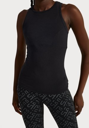Top atletico senza maniche di colore nero con un design aderente, caratterizzato da un collo rotondo e dettagli di cucitura sottili, abbinato a leggings neri con fantasia.