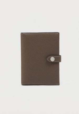 PASSPORT CASE - Passikaaned - wild mushroom