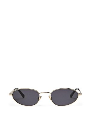 Occhiali da sole di forma ovale con sottili montature in metallo dorato e lenti grigio scuro su sfondo bianco.