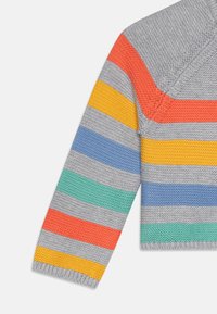 Gestrickter Pullover in Grau mit bunten Streifen: Orange, Gelb, Blau und Grün. Verfügt über einen weiten Halsausschnitt und eine strukturierte Stoffqualität.