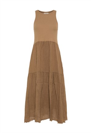 Rochie maxi de culoare maro, cu un top cu nervuri și un material texturat, în straturi. Prezintă o croială lejeră și un tiv despicat.