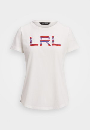 Bijela pamučna majica s kratkim rukavima i okruglim izrezom, ukrašena višebojnim vezom slova "LRL" u crvenoj i plavoj boji.