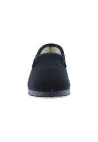 Zapatilla de casa de color marino con forro de piel suave, puntera redondeada y suela de goma gris. Diseño minimalista sin herrajes visibles.