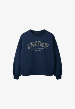 Sweat-shirt bleu marine avec "LONDON" en grandes lettres, "OXFORD STREET" en dessous, et un petit texte décoratif en dessous sur le devant.