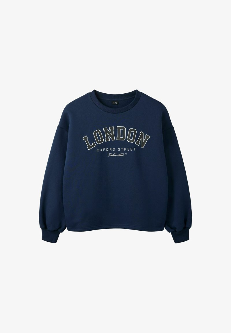 Μπλε σκούρο φούτερ με "LONDON" σε μεγάλα γράμματα, "OXFORD STREET" από κάτω, και μικρό διακοσμητικό γράμμα από κάτω μπροστά.