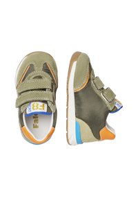 Sneaker in tessuto verde con fibbie in velcro, dotati di accenti arancioni e blu, lati in rete testurizzata e suola in gomma bianca.