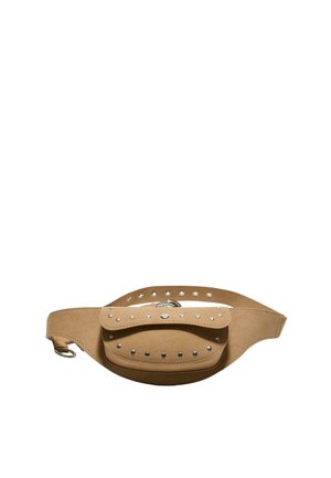 Hellbraune Wildleder-Gürteltasche mit genietetem Klappfach und verstellbarem Riemen mit Metallösen und Schnalle.
