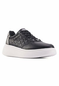 Schwarzer Sneaker mit einem gepolsterten, gesteppten Design im Obermaterial, kontrastiert durch eine dicke weiße Sohle. Verfügt über schwarze Schnürsenkel und eine runde Zehenpartie.