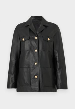 Veste en cuir noire avec boutons dorés, deux poches à rabat sur la poitrine, deux poches plaquées inférieures, et un col cranté.