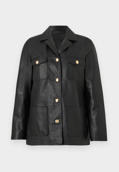 Μαύρο δερμάτινο μπουφάν με χρυσά κουμπιά, δύο τσέπες στο στήθος με καπάκια, δύο κατώτερες τσέπες και γιακά με νύχι.
