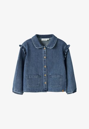 Veste en jean bleue pour enfant avec fermeture à boutons sur le devant, col arrondi, détails à volants sur les épaules, poignets élastiques et deux poches plaquées à l’avant.