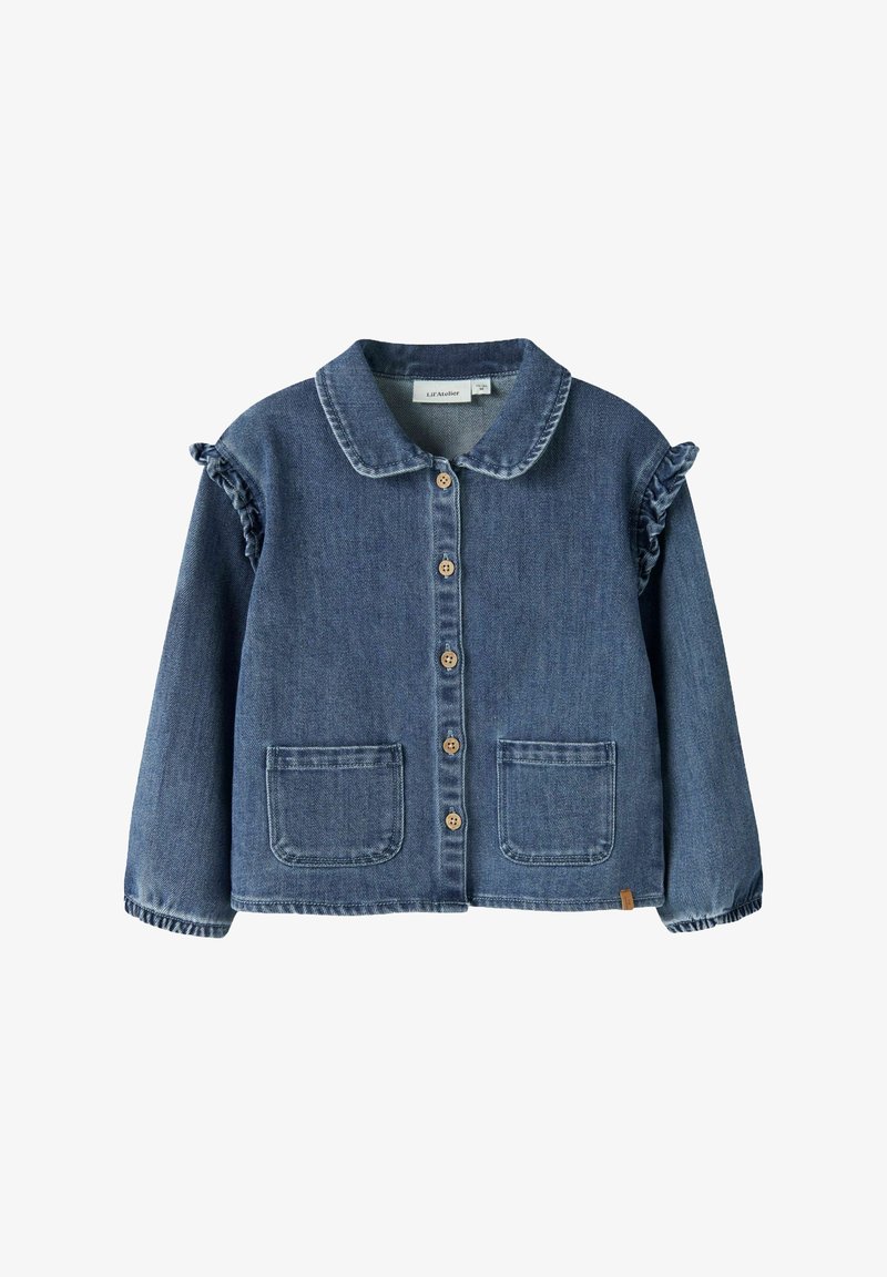 Veste en jean bleue pour enfant avec fermeture à boutons sur le devant, col arrondi, détails à volants sur les épaules, poignets élastiques et deux poches plaquées à l’avant.