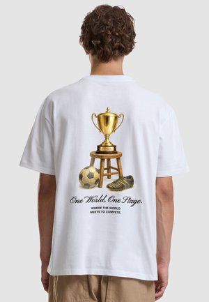 Mister Tee, ONE WORLD ONE STAGE OVERSIZE TEE - Nyomott mintás póló - white