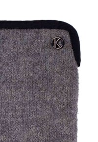 Grijze, gestructureerde wolstof met een zwarte rand, voorzien van een klein metalen logo-accent. Het oppervlak heeft een geweven patroon en een zachte afwerking.