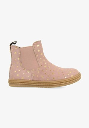 Botín de ante rosa con estampado de estrellas doradas, paneles laterales elásticos y suela de goma. Cuenta con una pestaña en la parte superior para facilitar su puesta.