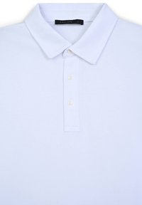 Polo shirt azzurro chiaro con colletto classico, patta con tre bottoni e una texture liscia ed uniforme. Etichetta con la scritta "CALLIOPE", taglia L.
