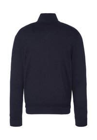 Granatowy sweter wykonany na drutach z wysokim kołnierzem, długimi rękawami oraz ściągaczami na mankietach i dole, charakteryzujący się gładką strukturą i minimalistycznym wzornictwem.