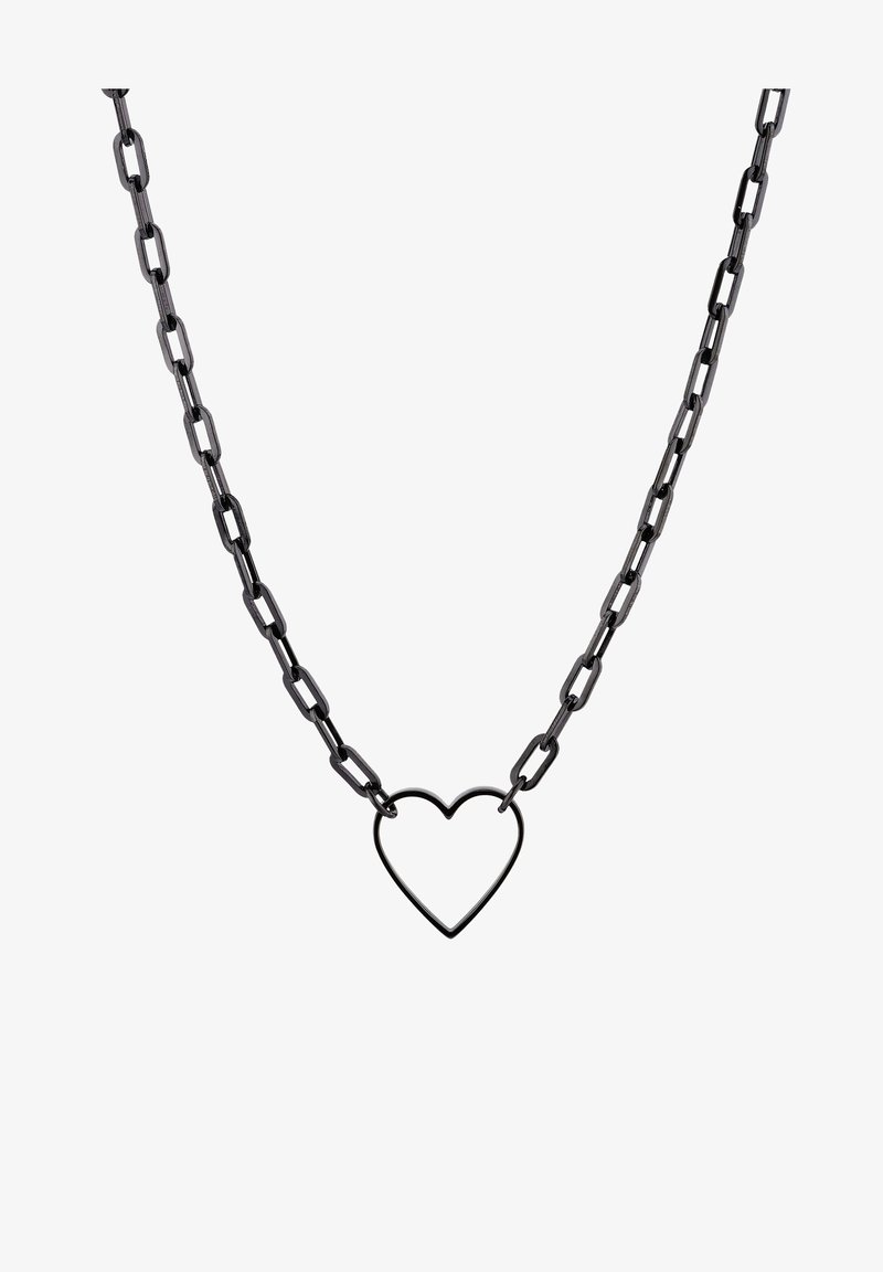Sort metal kæderekæde med forlængede led, med et åbent hjertevedhængdesign i midten. Glat tekstur hele vejen igennem.