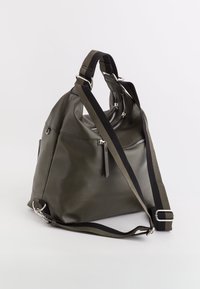 Olivgrüne Ledertasche mit silbernem Zubehör, weich in der Textur, verstellbarem gestreiftem Tragegurt und einem Reißverschluss oben für einfachen Zugriff.